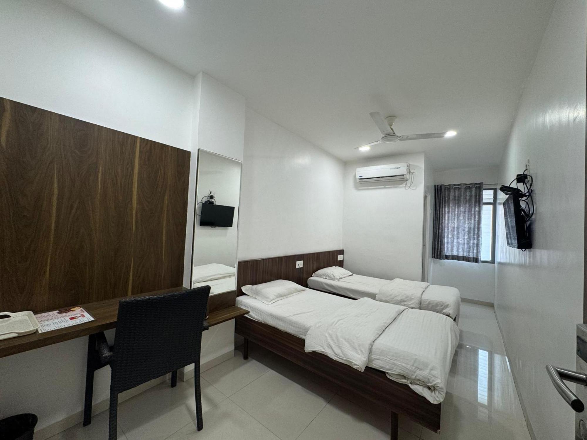 Hotel New Samrat Aurangabad  Buitenkant foto